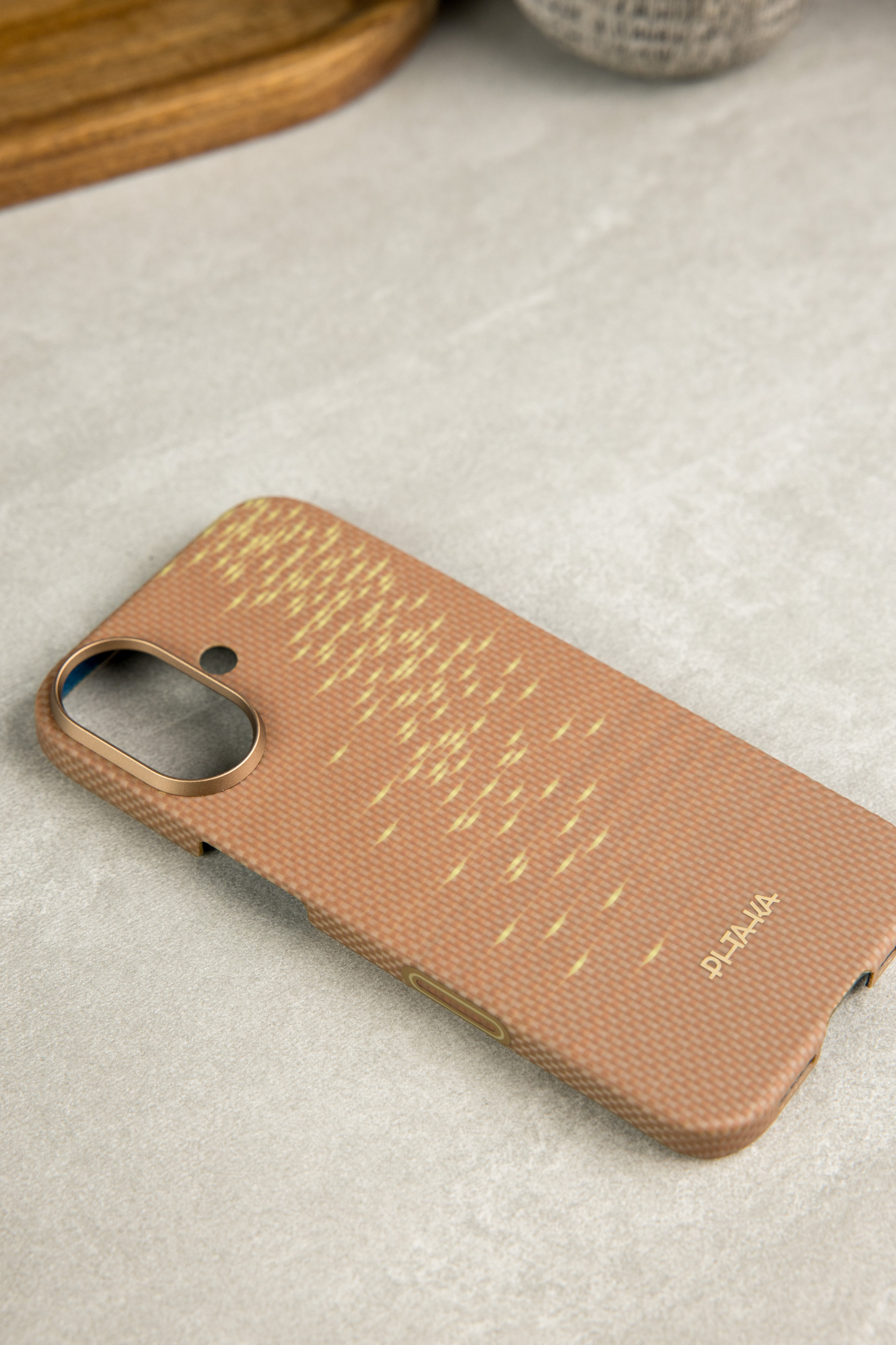 Чохол Pitaka Ultra-Slim PitaTap на iPhone 17 Golden Glint - 3